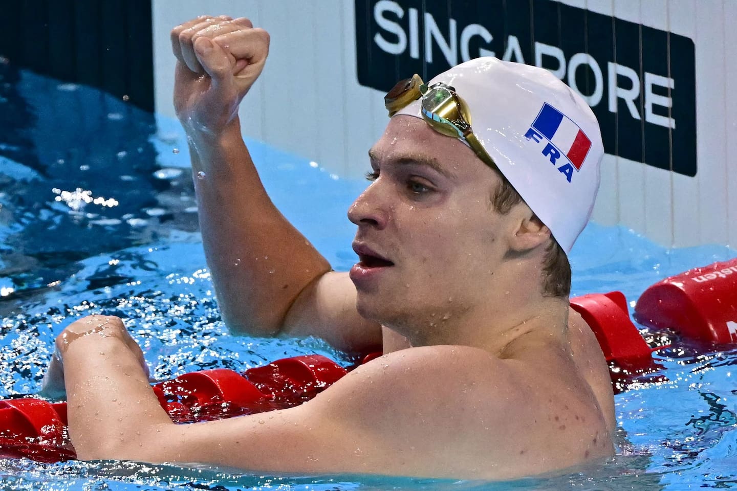 Léon Marchand remporte une médaille d'or historique aux Mondiaux de Singapour