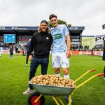 Maxime Soulas reçoit une brouette de pommes de terre après son titre d'homme du match