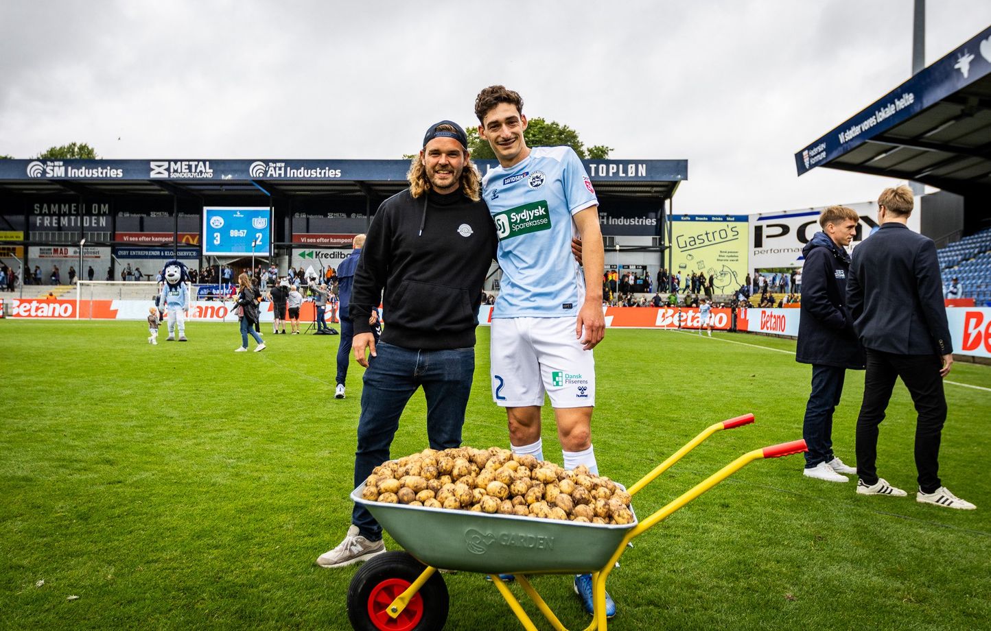 Maxime Soulas reçoit une brouette de pommes de terre après son titre d'homme du match