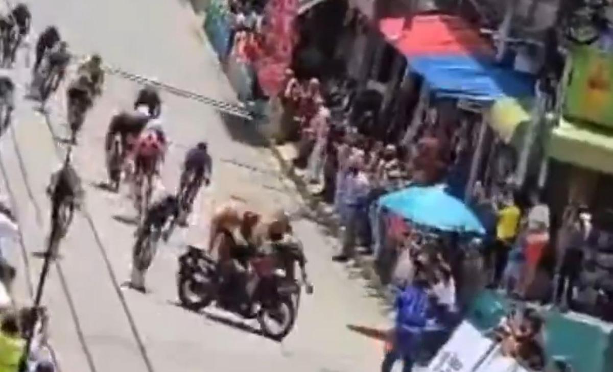 Accident lors du Tour du Venezuela : collision d'une moto de police avec des cyclistes