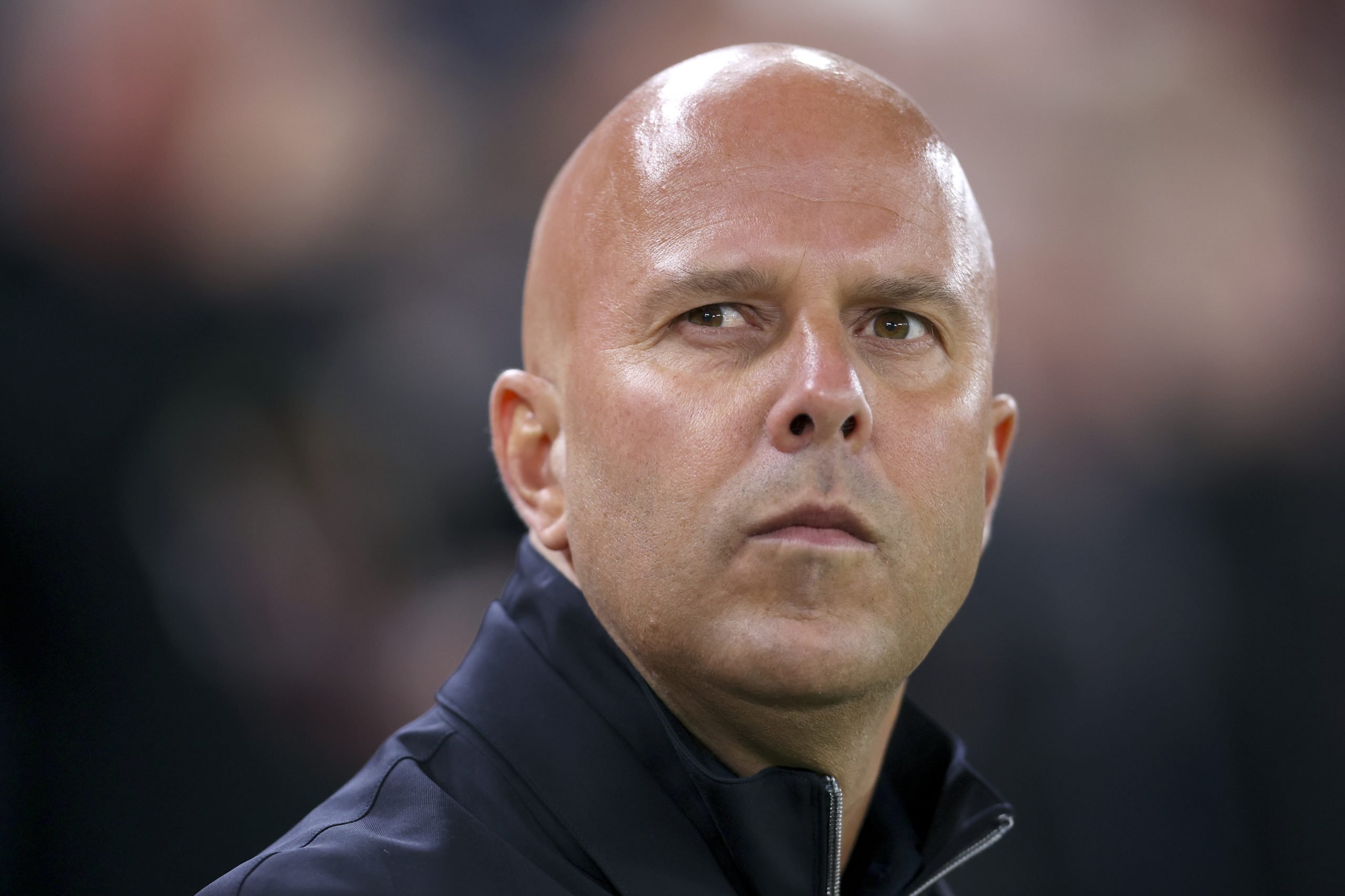 Arne Slot critique sévèrement Hugo Ekitike après son carton rouge