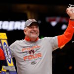 Bruce Pearl annonce sa retraite après une carrière exceptionnelle à Auburn