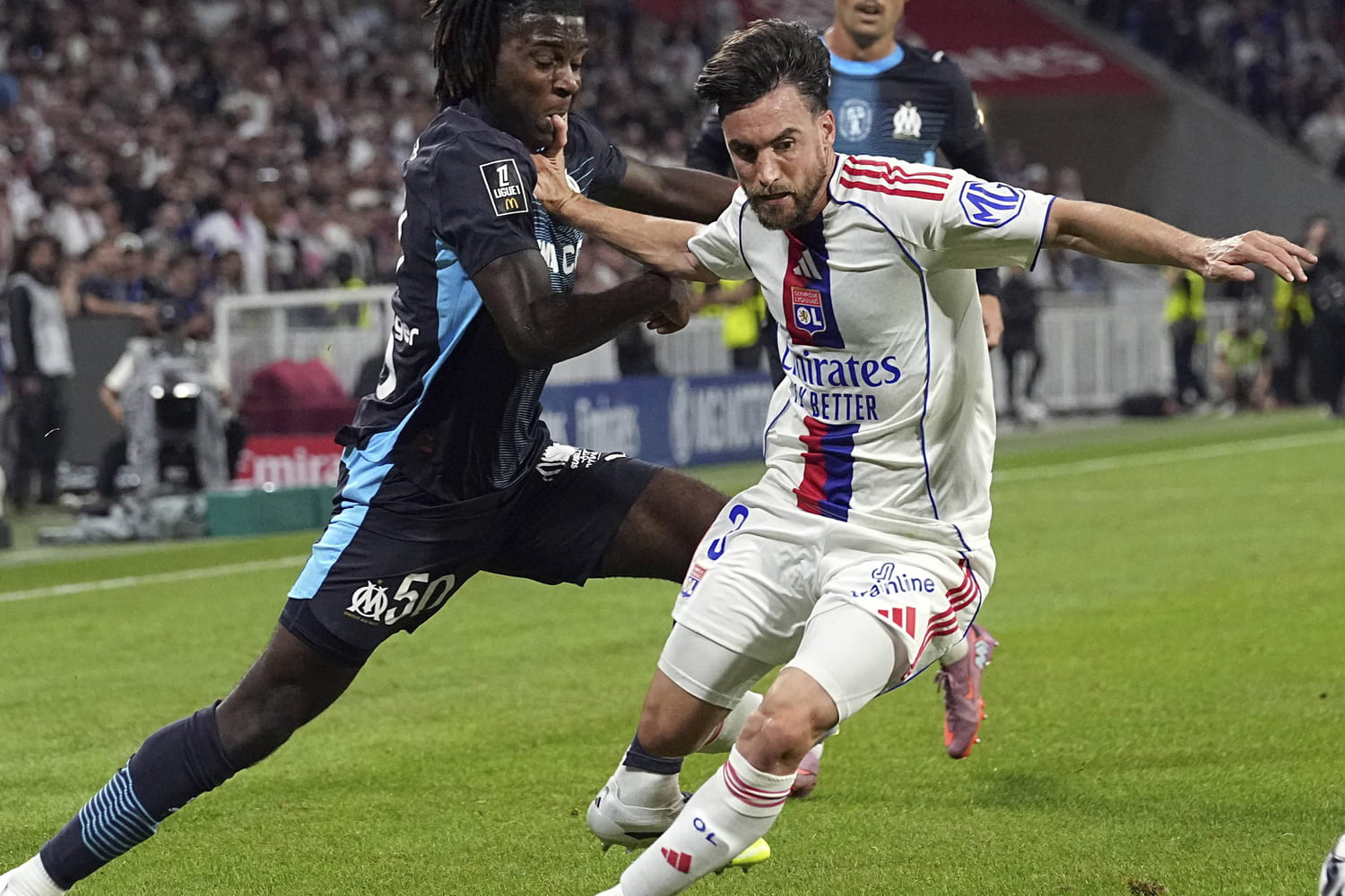 Lyon - Marseille : l'OL croque sur le fil l'OM et rejoint le PSG en tête de la L1