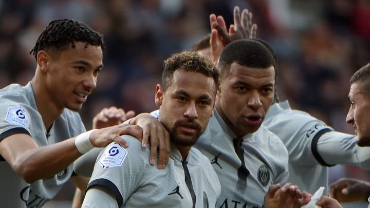 Hugo Ekitike avec le PSG lors d'un match