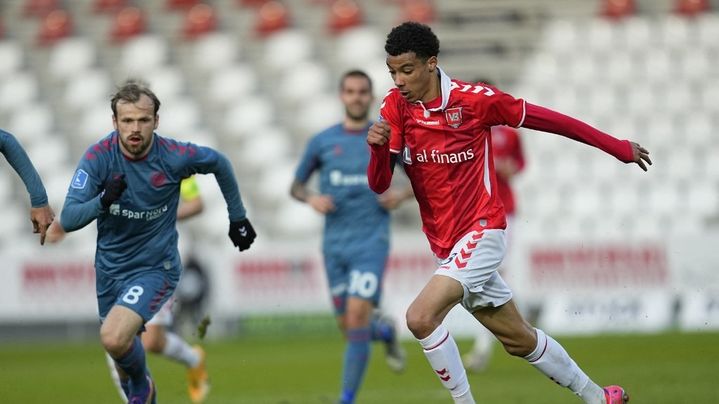 Hugo Ekitike sous le maillot de Vejle, prêté par le Stade de Reims