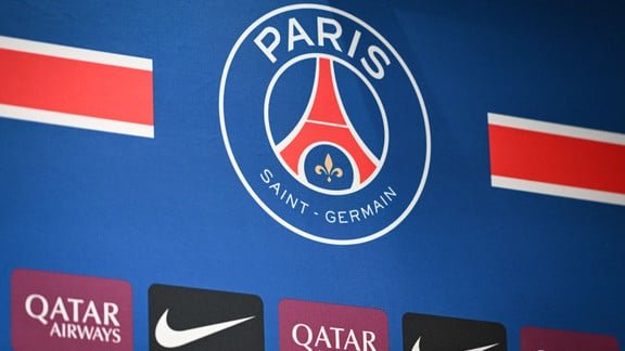 Logo du PSG et joueurs sur le terrain