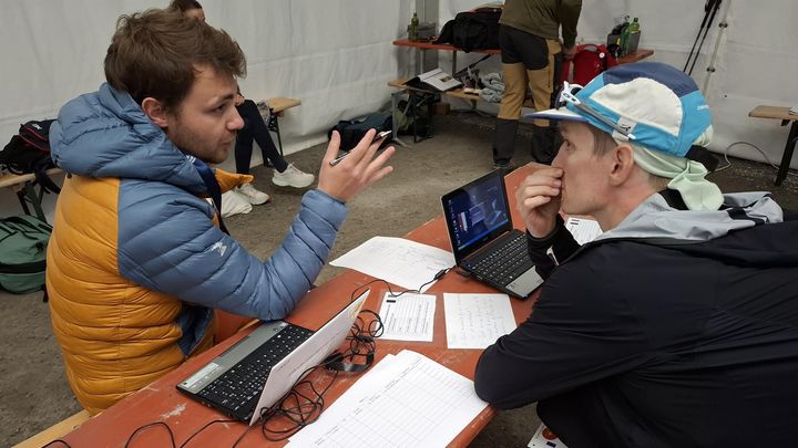 Échange entre une équipe de recherche et un traileur à Champex-Lac