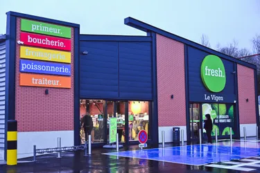 Parachutistes préparant une figure lors d’un vol relatif