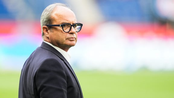 Maghnes Akliouche embrassant l'écusson du club après son but contre Strasbourg