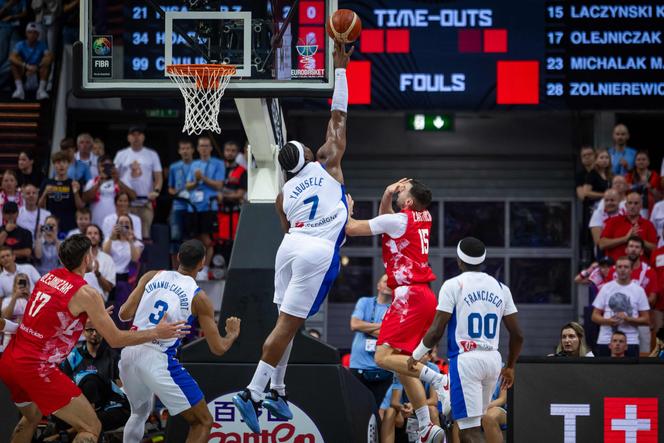 Guerschon Yabusele et le Polonais Kamil Laczynski lors de l’Euro de basket à Katowice