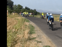 Les coureurs ont dû ralentir à l’approche des manifestants.