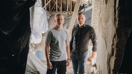 Oleksandr Zinchenko et des figures ukrainiennes posent devant des débris lors d’un soutien à Mykhaïlo-Kotsyoubynske