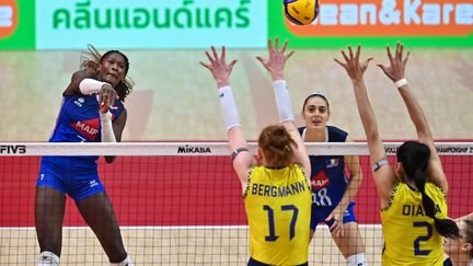 Iman Ndiaye en action en quarts de finale contre le Brésil