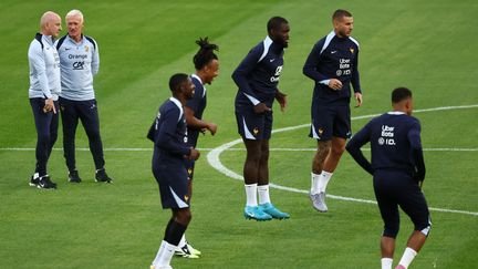 Didier Deschamps et les joueurs de l'équipe de France à l'entraînement à Varsovie, Pologne