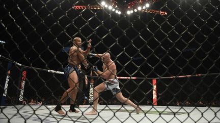 Le Français Ciryl Gane opposé au Moldave Sergey Spivak lors de l'UFC Paris à l'Accor Arena le 2 septembre 2023