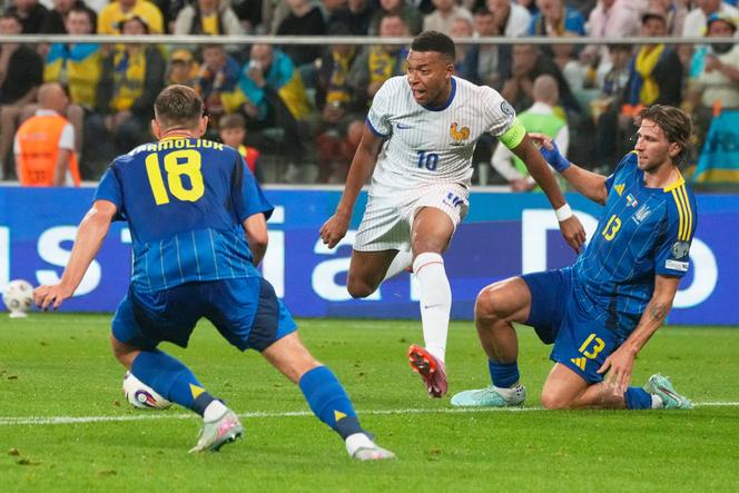 Kylian Mbappé et Michael Olise lors du match Ukraine-France à Wrocław (Pologne) - qualifications pour le Mondial 2026
