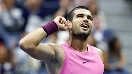 Carlos Alcaraz fête un point gagné contre Jannik Sinner en finale de l'US Open, le 7 septembre 2025, à New York