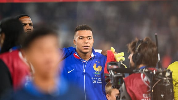 Kylian Mbappé sur le terrain, concentration et détermination