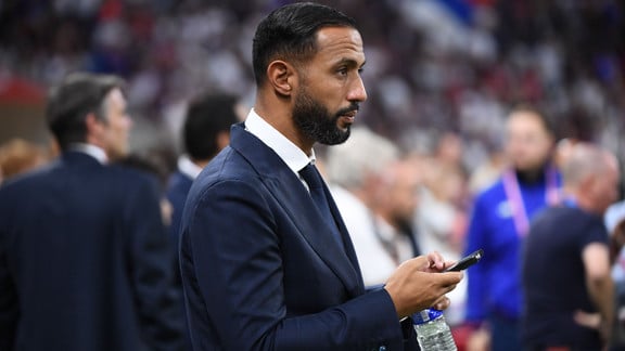 Bob Tahri saluant les joueurs à l’aéroport et en interaction avec l’équipe