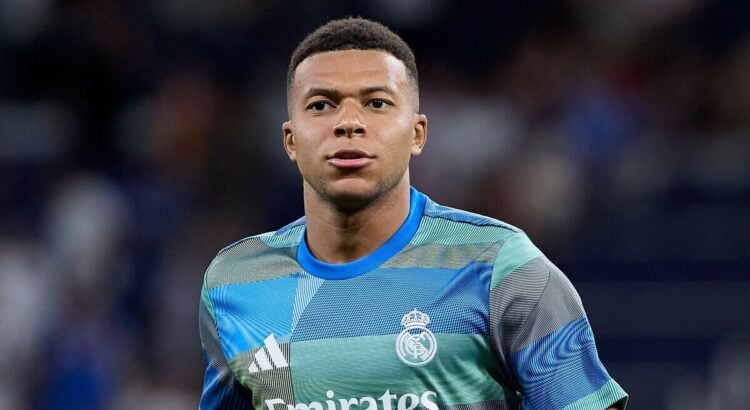Kylian Mbappé au centre d'un vif échange pendant un match, symbole des tensions liées au racisme dans le football