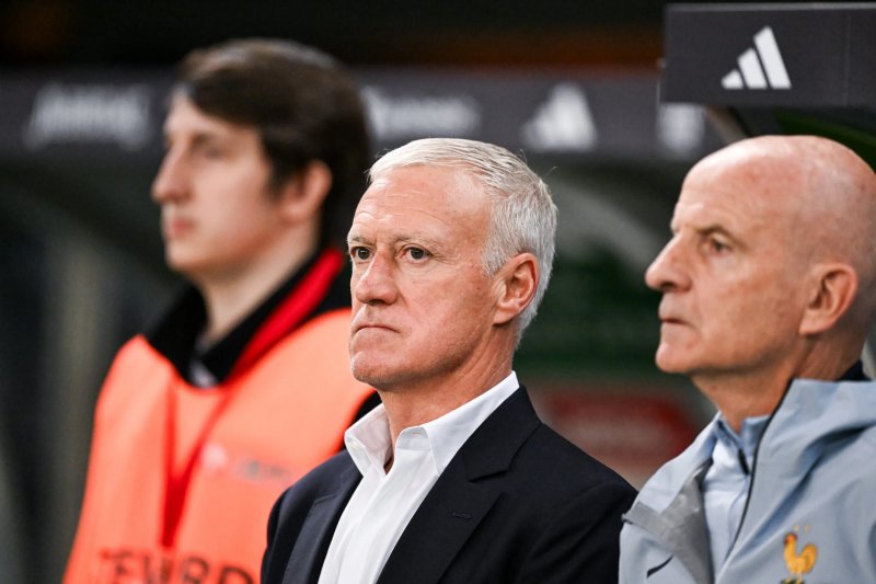 Didier Deschamps observant l’équipe de France lors d’une rassemblement