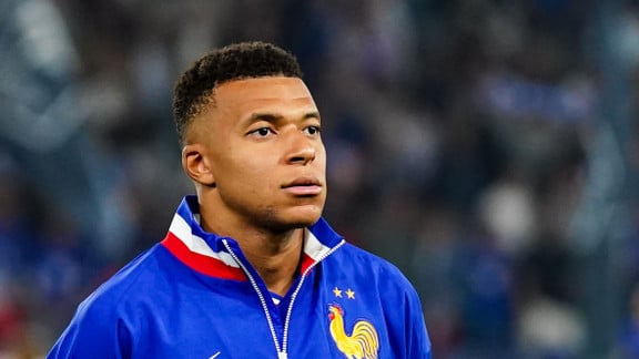 Kylian Mbappé sur un terrain de football en action