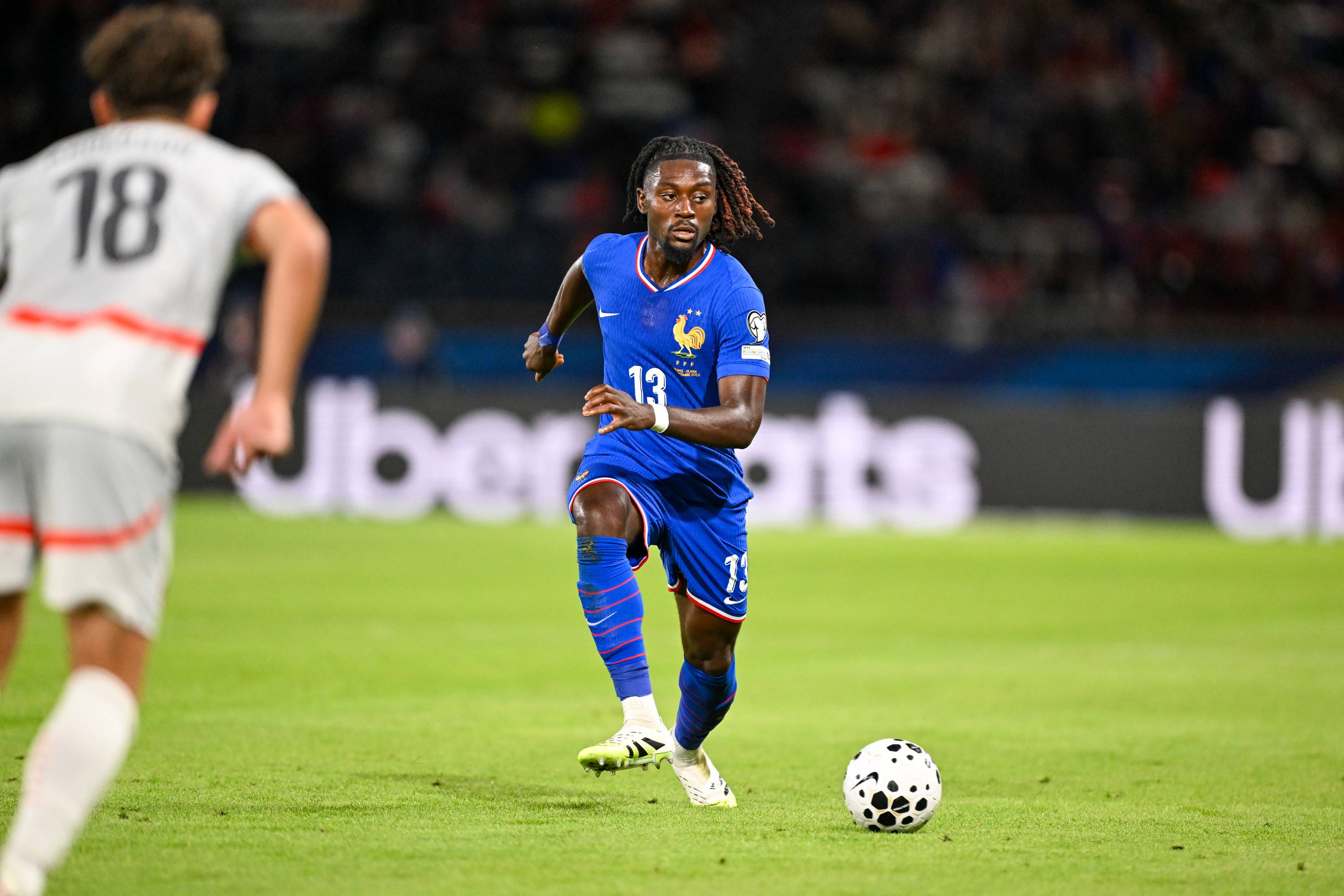 Manu Koné en action avec l'équipe de France