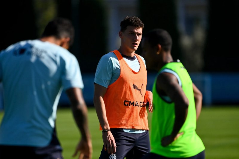 Benjamin Pavard lors de sa présentation à l'OM, signe avec le club marseillais