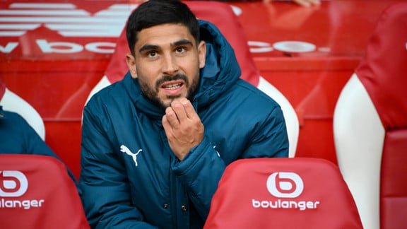Neal Maupay sur le bord du terrain lors d'un match de l'OM