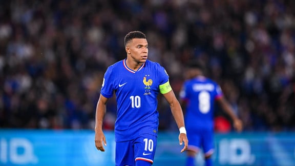 Fayza Lamari et Kylian Mbappé lors d’un entretien