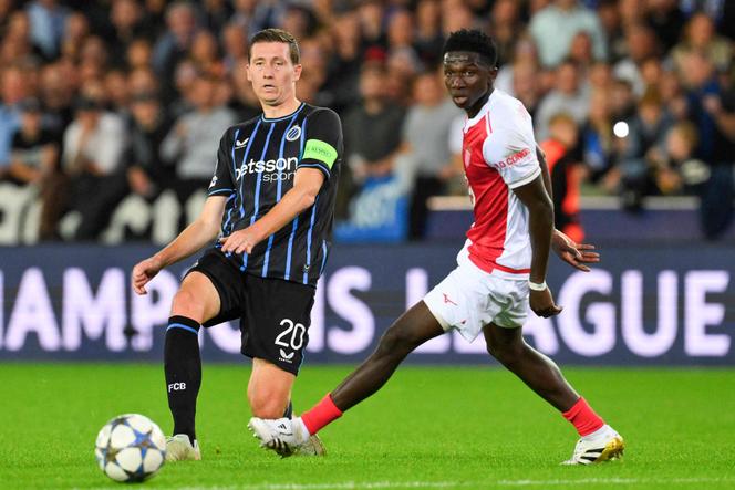 Hans Vanaken, de Club Bruges, et Lamine Camara, pour Monaco, en Ligue des champions, à Bruges, le 18 septembre 2025.