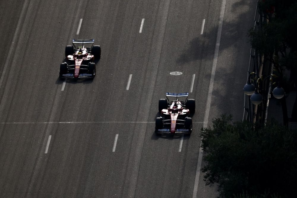 Charles Leclerc offrant son aspiration à Lewis Hamilton en EL2.