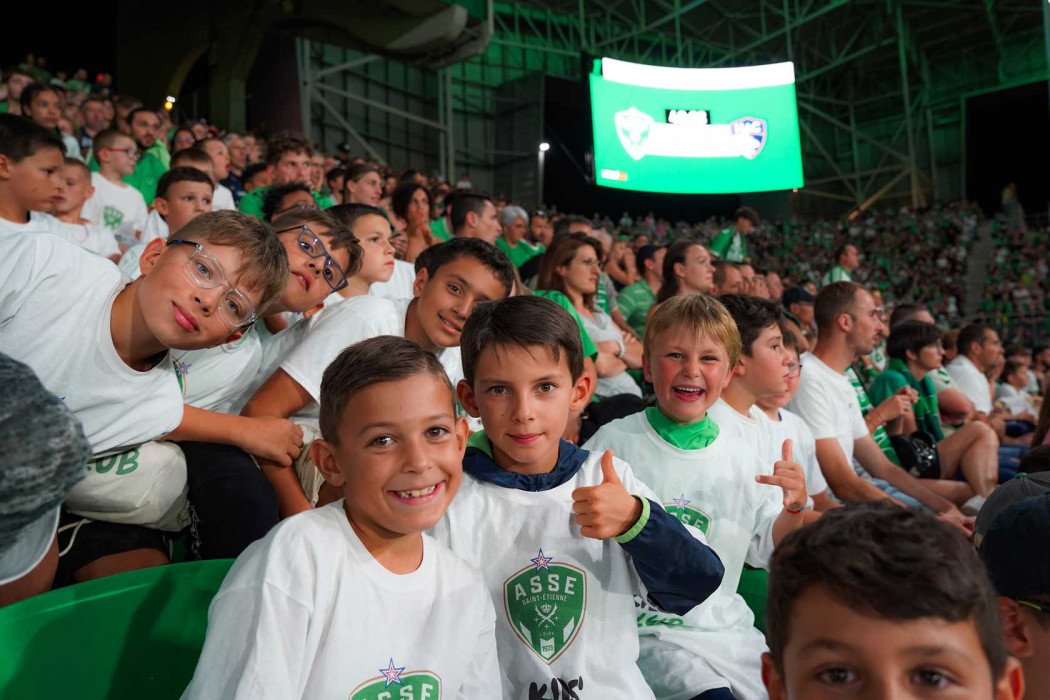 Enfants du Kids Club au stade