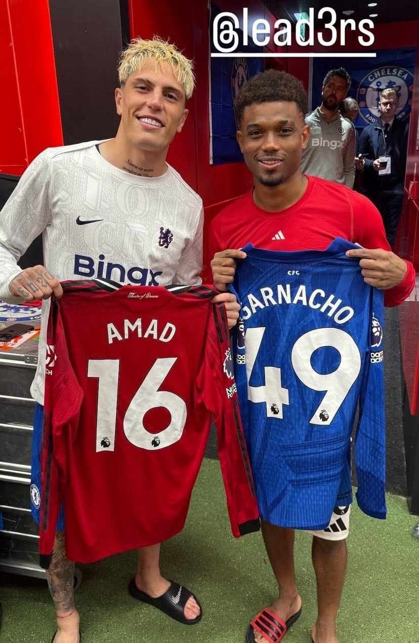 Garnacho et Amad Diallo échangent leurs maillots devant les vestiaires de Chelsea