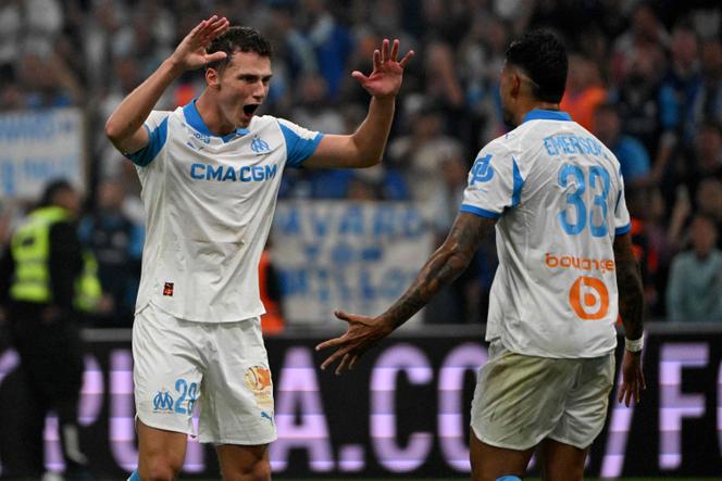 Les Marseillais Benjamin Pavard (à gauche) et Emerson Palmieri célébraient la victoire de leur équipe face au Paris Saint-Germain, au Stade-Vélodrome dans le cadre de la cinquième journée de Ligue 1, le 22 septembre 2022.