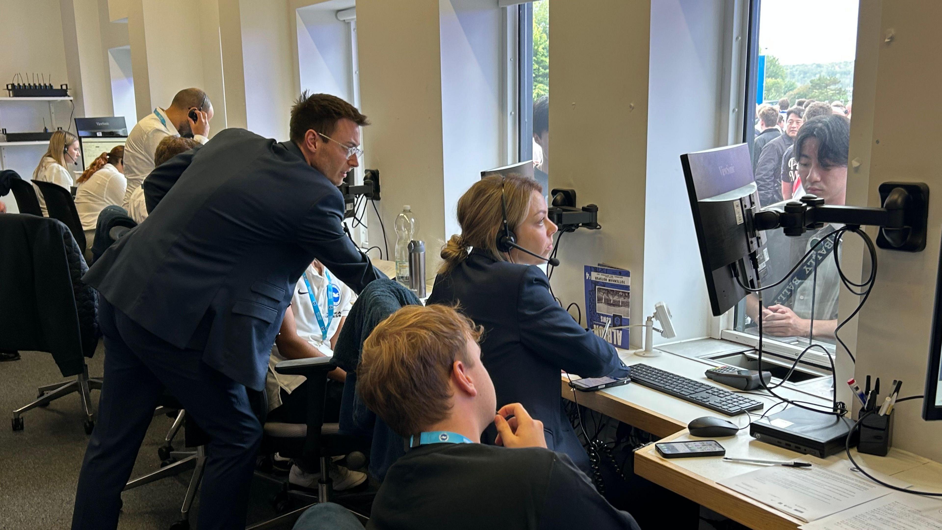 Bureau de billetterie de Brighton avec des fans en file d’attente