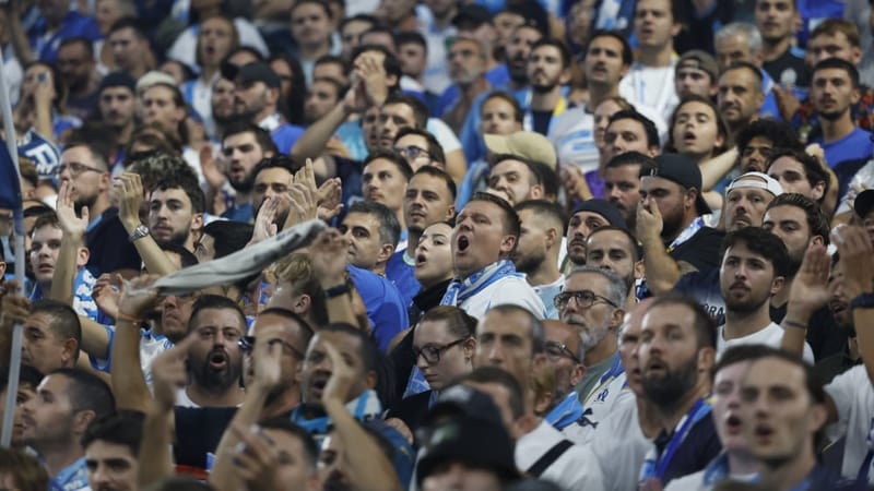 Nayef Aguerd marque de la tête.