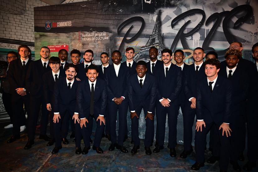 Ousmane Dembélé pose avec ses coéquipiers