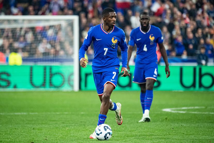 L'équipe de France honorant Ousmane Dembélé avec un maillot spécial