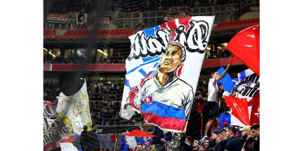 700 supporters de l’OL présents à Utrecht. Photo Richard MOUILLAUD