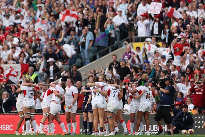 Les joueuses anglaises célèbrent leur victoire en finale de la Coupe du monde de rugby, face au Canada, à Twickenham