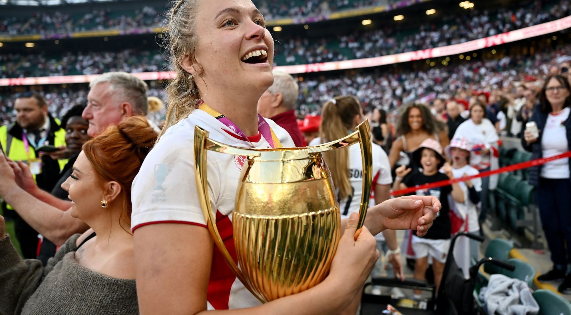 Zoe Aldcroft et l'équipe d'Angleterre après leur victoire à la Coupe du Monde féminine de rugby