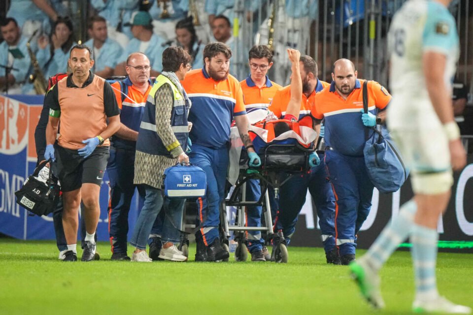 Gaël Dréan sur civière après le choc aérien avec Cheikh Tiberghien