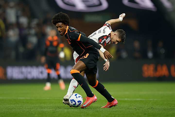 Talles Magno et Jorginho portant le nouveau maillot de Corinthians