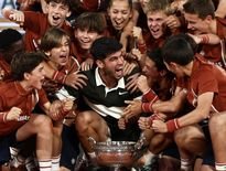 Carlos Alcaraz célèbre sa victoire avec les ramasseurs de balle de Roland-Garros.