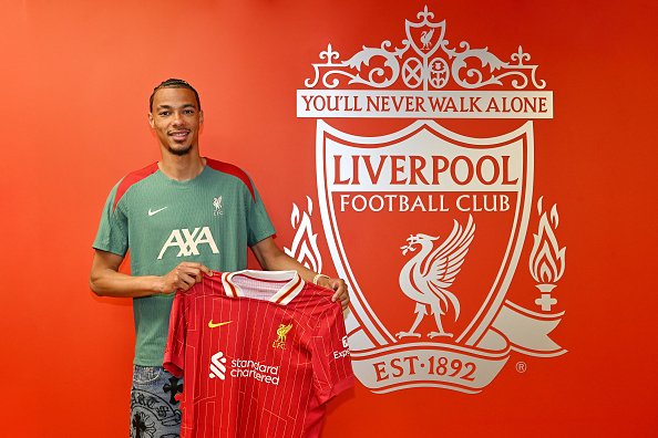 Hugo Ekitike lors de sa présentation à Liverpool