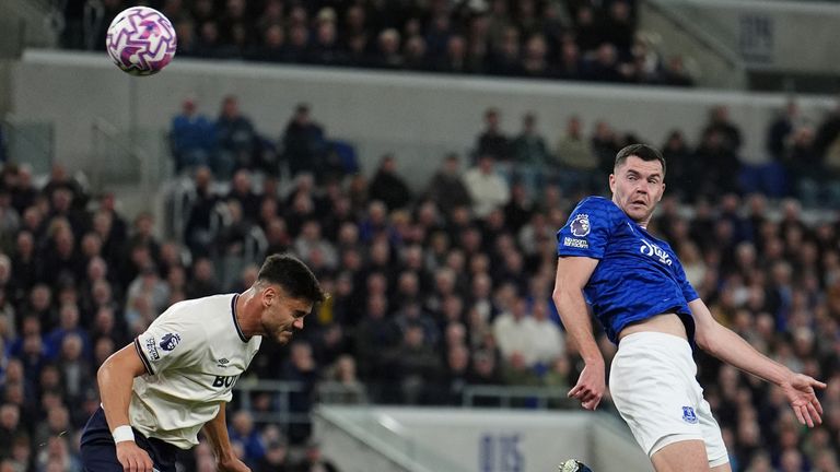 Michael Keane était laissé libre de marquage lorsque sa tête a donné l'avantage à Everton