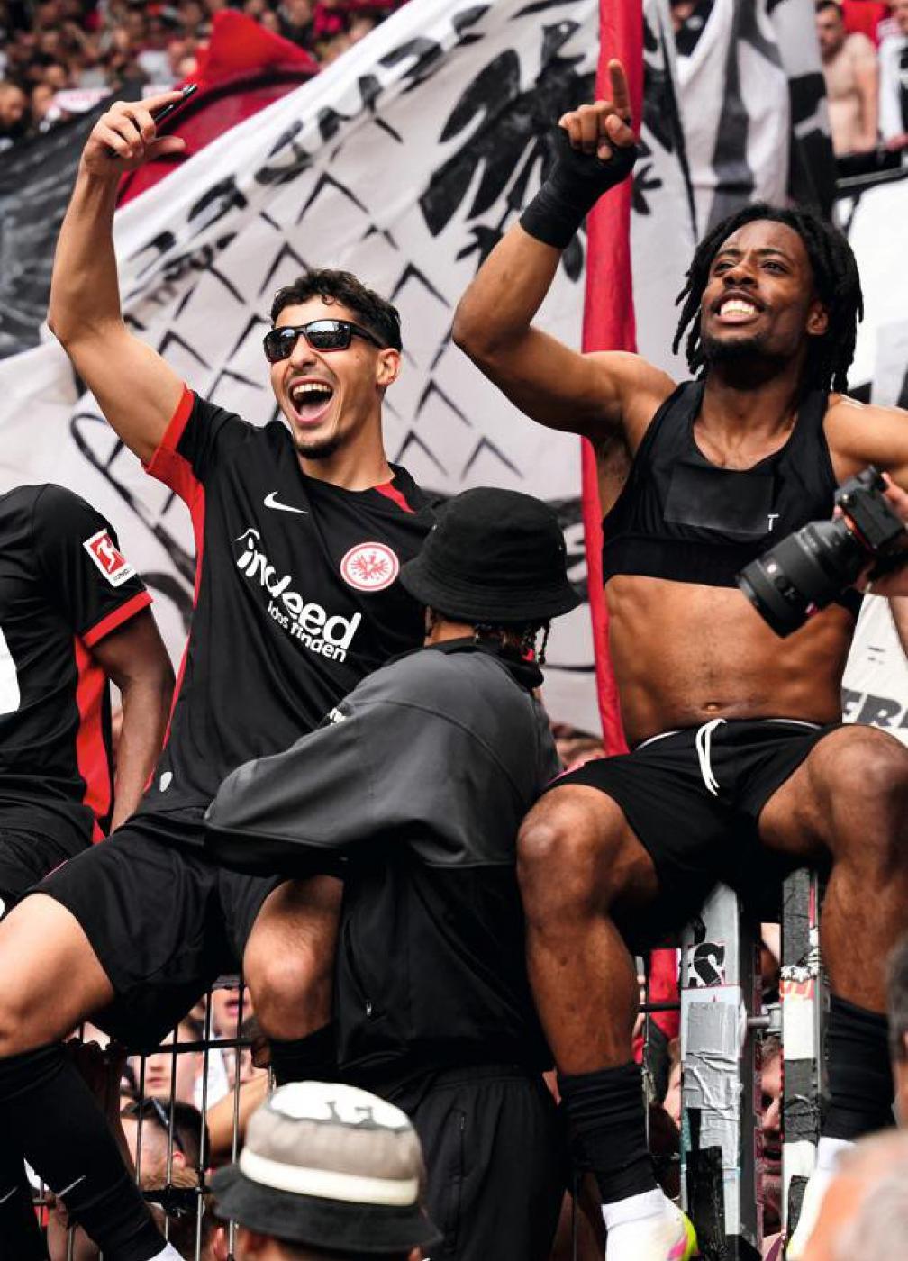 Elye Wahi et Fares Chaibi après la qualification de l’Eintracht pour la C1 2025-2026