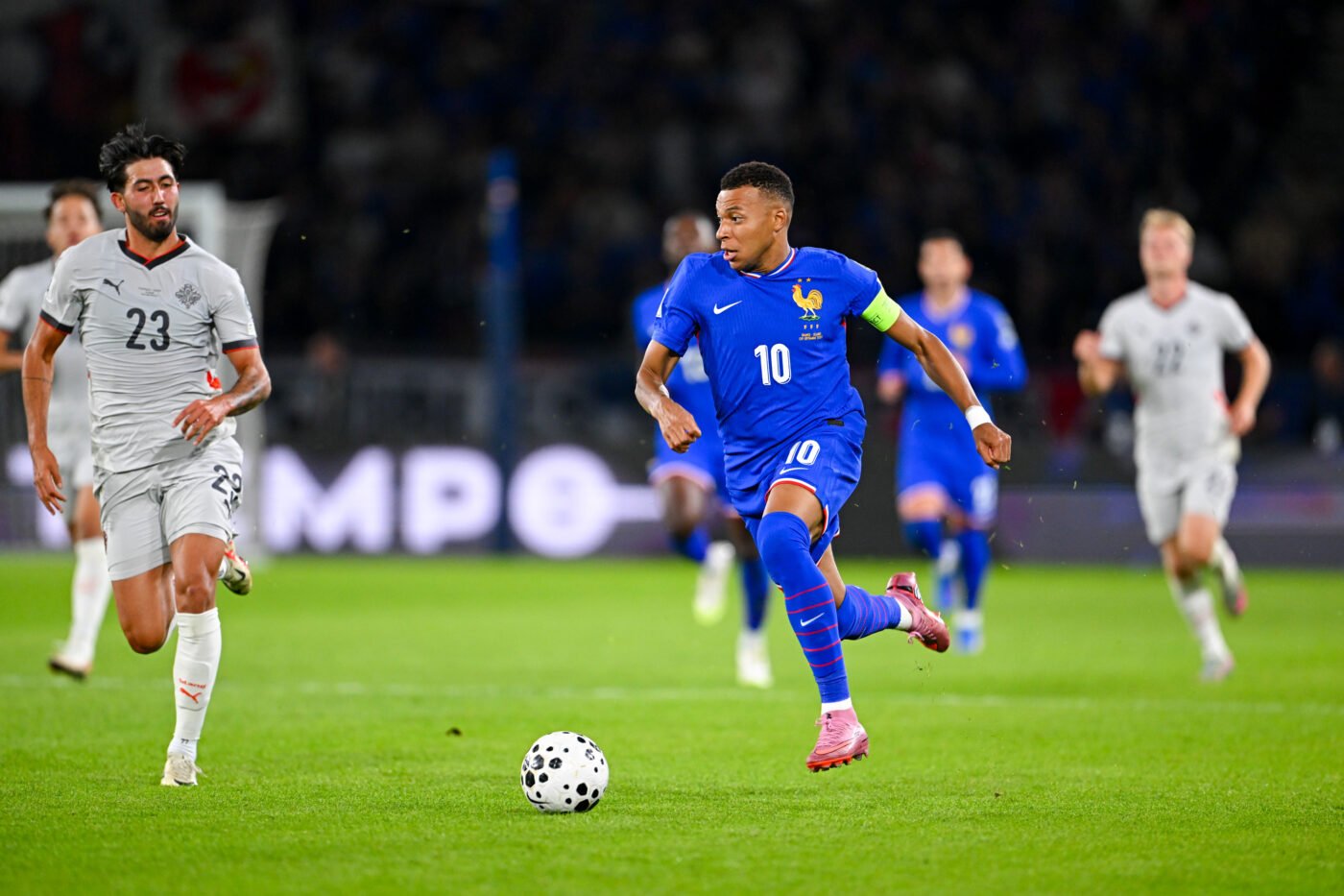 La France s'impose face à l'Islande et reste en tête du groupe