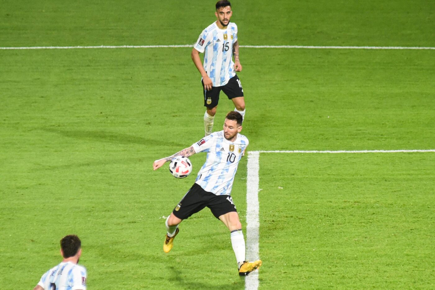 Lionel Messi célèbre son dernier match en Argentine lors des qualifications